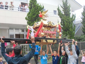 神輿持ち上げ